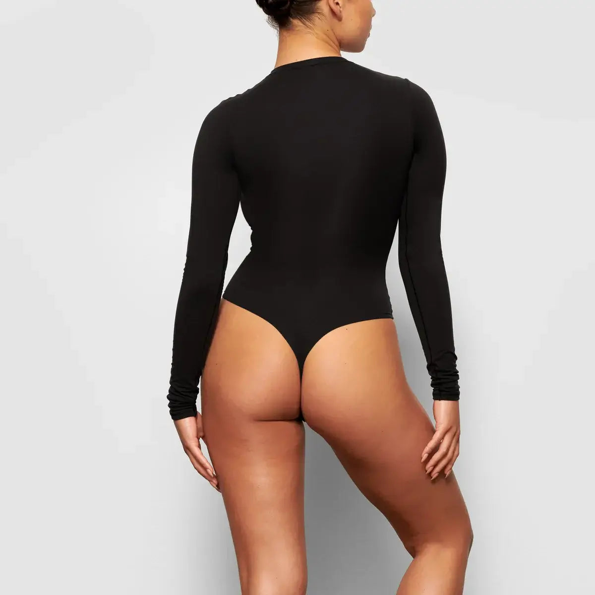 Pose du bodysuit manche longue de sweety shavy mannequin de dos 