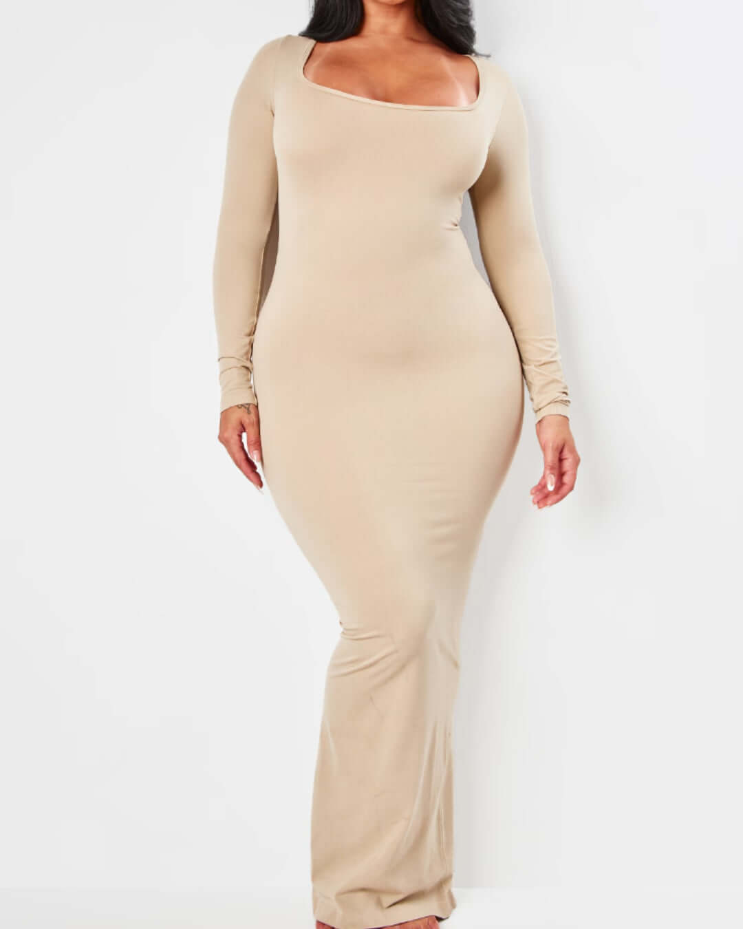 Robe beige longue sculptante et moulante